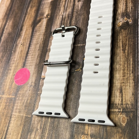 5for$10 Ribbed White 38mm/40mm M/L Adjustable
Apple Watch Bands NWOT - Picture 2 of 6